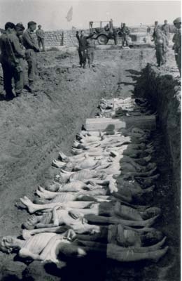 Beisetzung von verstorbenen Häftlinge im Massengrab. (Foto: US Signal Corps Foto, Courtesy of USHMM)